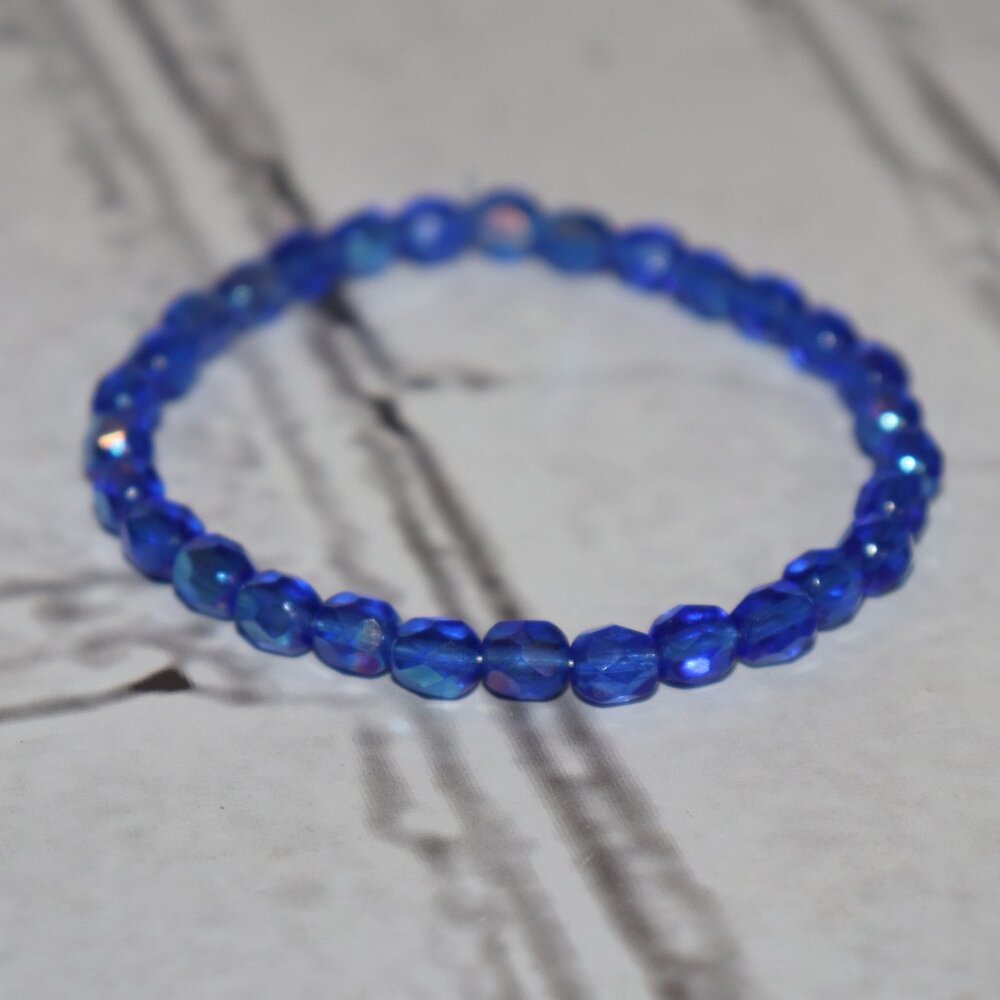 Beautiful NWOT Blue Glass Crystal Beaded Bracelet 7"